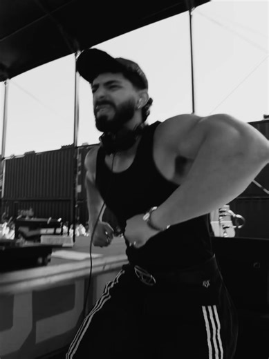 Exploring the World of Techno Music and Rave Culture