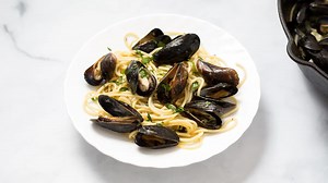 Garlic White Wine Spaghetti With Mussels Recipe
