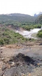 #Piscobamba || TRAGEDIA EN PISCOBAMBA: VIDEO MUESTRA CAÍDA DEL BUS "CONCHUCOS EXPRESS" AL RÍO Un accidente fatal sacudió la provincia de Mariscal Luzuriaga en la madrugada de hoy, cuando un bus de la empresa "Conchucos Express" cayó al río en la localidad de Pacosbamba, dejando un saldo de 6 fallecidos, 25 heridos y 17 desaparecidos. El hecho ocurrió a 200 metros del puente Pacosbamba, en Piscobamba, mientras el vehículo cubría la ruta Lima-Pomabamba. Según testigos, el bus avanzaba lentamente, 