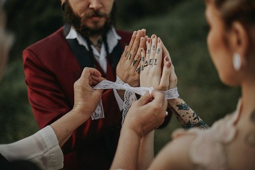Handfasting: conheçam esse belo ritual de casamento da cerimônia celta