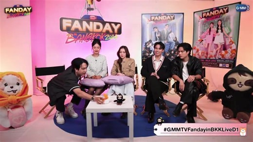 [17/09/2024] S: Con bé có cái mũ ấy, nhưng mà đừng cởi mũ của bé ra nhé L: Sao lại thế? 🩷: Tại đầu hói=))) MuvMuv bản doll bị Mami chê hói ngay trên sóng live stream quảng bá fanday, còn bản mascot thì không biết có hói không ☺️ Vid cut: yourmauvegirl (X) ENG: littlemocing_x (X) #มิ้ลค์เลิฟ #MilkLove #MilkPansa #loverrukk #MUVMUV #GMMTVFandayinBKKLiveD1 | Con là Muvmuv đây ạ