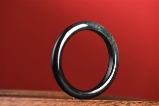 Raw stone or finished jewellery? Which Australian Jade piece would you wear? Comment 👇 shop in bio #jade #jewellerydesign #jadebracelet #jadependant