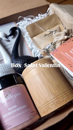 BOUTIQUE DE PRODUITS NATURELS on Instagram: "Box Saint-Valentin❤️ Une parenthèse de douceur à partager… ou à s’offrir.. - Infusion Nuit des îles pour de tendres nuits - Infusions individuelles Étoile des tropiques pour vouager - Sucre aux fruits rouges, pour une touche de gourmandise - Pot à infusion en bambou + mini pelle en bois - Deux infuseurs cygne, blanc & noir - Un livret de rituels d’hiver pour finir la saison en douceur Le tout dans une box kraft, simple et naturelle 🤍 Édition spéciale