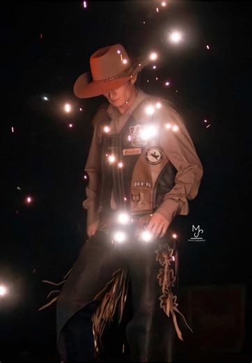 Definitely no professional, but we’re getting better!📸 #rodeo #Jesusfirst #bullriding #rodeophotographer #mollistreetphotography