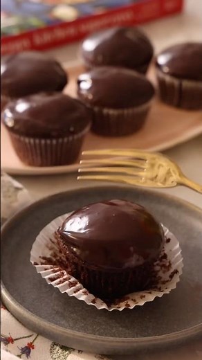 The Easiest Chocolate Ganache Cupcakes!