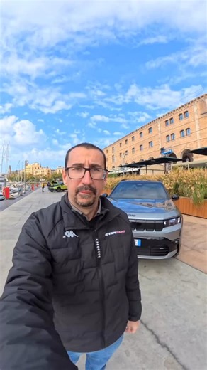 La nuova Jeep Compass 2026 cambia volto. Linee più moderne, dimensioni in crescita e un mix perfetto tra tradizione e futuro. La griglia a 7 feritoie ora è chiusa per celebrare l’elettrificazione, i fari Matrix LED ridisegnano lo sguardo e dietro arriva il nuovo logo Jeep illuminato. Un SUV che non passa inosservato. ✨🚙 #JeepCompass #Design2026 | Motorionline