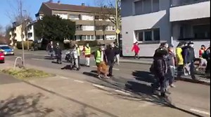 🇺🇦FRIEDENSDEMO IN WALSUM: ÜBER 1.000 SCHÜLER, LEHRER UND ELTERN AUF DER STRAßE❗ Die Gesamtschule in Walsum organisierte heute eine Friedensdemo gegen den Krieg in der Ukraine. Um 12 Uhr ging es los, laut stark durch Walsum riefen die Schüler "WIR WOLLEN FRIEDEN" mit einer kurzen Kundgebung am Kometenplatz endete die Demonstration. Die Kundgebung fand nach der 3G Regel statt und es bestand die Pflicht zum Tragen einer medizinischen Maske. Ein tolles sichtbares Zeichen für den Frieden in unserer