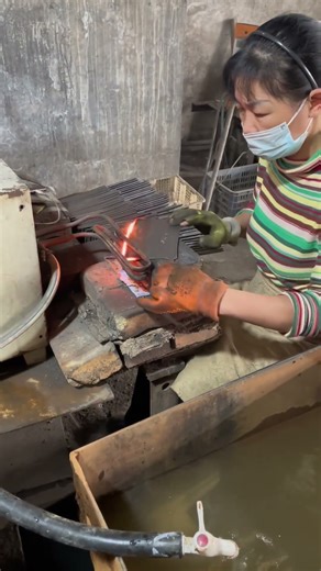 Powerful Meat Cleaver Edge Made with Electric Heat Female Blacksmith Skill #shorts