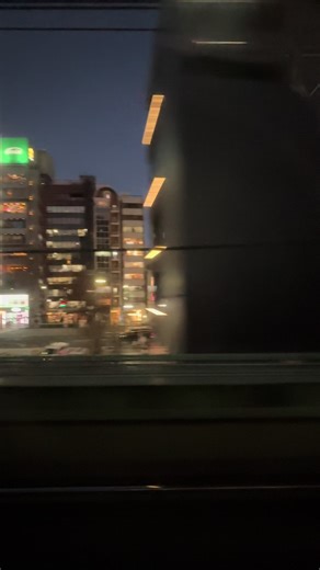 貴方が卒業まであと2日。 1年間しか一緒にいられてないし 貴方の存在に気づいたのは二学期後半。 受験生だから学校に来ない日が多くて正直忘れてたよ。 でも最近になって学校に来てくれるようになって。 気になってるのにまだ1回も話せてないことに実感が湧いたよ。 あと2日で話すことはむずかしいな。 校庭に行ったら会えるって思って友達と校庭に行ってボール拾ってもらったり 何分しかない朝会で貴方を見つけるのに必死で 貴方の下校時間に合わせて帰ったり 見つけた時はバレそうになるくらい喜んで そんな毎日が楽しかったなー 貴方が来週からいない学校は行く意味ないよ また貴方とどこかで会えたら 気持ち、伝えられるかなー。 #先輩#卒業#恋愛#ポエム