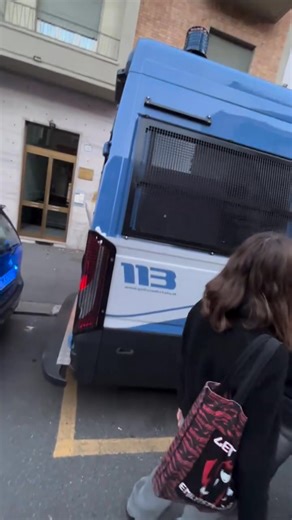 Si sono dati appuntamento davanti alla Prefettura gli studenti del Liceo Einstein di Torino ed hanno iniziato questa insensata serie di attacchi alle forze dell'ordine. Esiste una ragione valida per arrivare a tutto questo? #sosemergenza #poliziadistato | SOS EMERGENZA