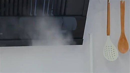 苏泊尔吸油烟机型号CP38，厨房炒菜时烟雾瞬间吸走，吸力强劲又安静，家人不再被噪音打扰，清洁也方便，烹饪更安心。