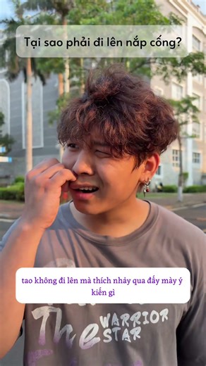 Hai thanh niên thích làm trò con bò