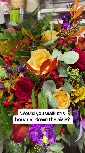 How to create a colourful autumn wedding bouquet! 🍂💍 #autumnweddinginspiration #fallbrides #fallweddingbouquet #autumnweddingideas #autumnflowers