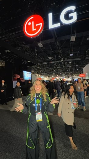 Tecnobyte Store on Instagram: "En el @ces , LG ha redefinido la forma de ver televisión 🔥 El Wallpaper TV Reborn impresiona con su diseño inalámbrico y un grosor de solo 9 mm que parece sacado del futuro ✨ El LG Micro RGB evo AI lleva el color, el contraste y la inteligencia artificial a un nivel que se siente cinematográfico 🎬 Tecnolovers, así se vive la innovación cuando @lg_centroamericaycaribe marca el camino y Tecnobyte lo ve de cerca en el CES 💙"