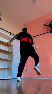 Free Step tutorial: Série basica Base pra frente (front base) conhecida dessa forma no Brasil, e também muito popular na Europa e America do Norte como Polly Pocket, esse movimento é fundamental para que se pratique a base do free step! Marca seu amigo que também quer aprender free step e siga o perfil @freesteptutorial 🕺🏼 #freestep #tutorial #base #2000s #shuffle | Gustavo Henrique