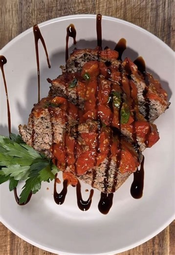 You know what's better than a good meatloaf? A meatloaf that practically lifts itself out of the pan. You gotta try this one. Recipe linked in bio! #CookingWithRachaelRay