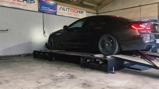 🔧 BMW 640d Profesionāls Čiptūnings – AUTOCHIP.LV Šodien mūsu darbnīcā tika veikts profesionāls Stage 1 čiptūnings BMW 640d ar Bosch EDC17CP45 vadības bloku. Oriģinālā jauda: 313 ZS / 650 Nm Pēc AUTOCHIP profesionālā Stage 1 – 370 ZS / 780 Nm 💪 Klientam uzstādīts lielāks intercooler, downpipe, kā arī pēc pieprasījuma tika atspējotas ekoloģijas sistēmas (DPF, EGR, O2, AdBlue). Rezultātu un jaudas mērījumus varat redzēt mūsu 4WD Dyno video! 🌍 Profesionāls fails serviss darbnīcām Mēs piedāvājam: 