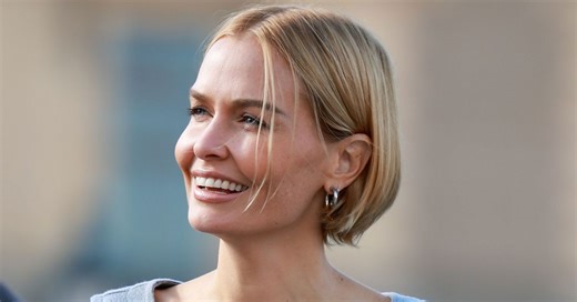 Lara Worthington turns heads with interesting street style look at Paris Fashion Week