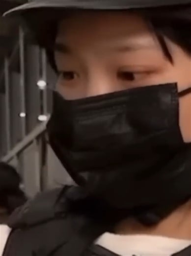 Chaewon vs the horse 😭#lesserafim #viral #kpopfunnymoments #kpopfyp #chaewon