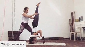 #FeetUpLove ❤️ Day 3:SUPPORT Watch Marie as she bravely rises up into #FeetUpAsana for the #veryfirsttime. (No joke! She’s been a FeetUp virgin before😉 I am #spotting her in a solid warrior stance. To make sure that she can stay #connected to her body #awareness my assist is super attentive but only as hands-on as necessary. Super important for that extrasmooth cashmere sensation in the back of the neck is to allow the head to relax. Are you scared to get #upsidedown? Or do you know someone you