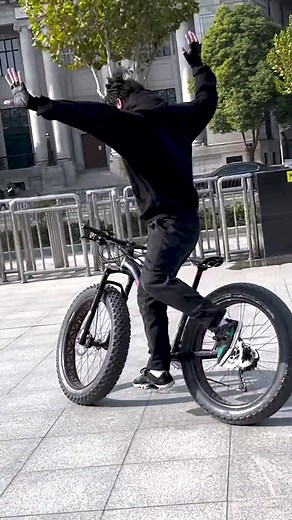 World Record Longest Distance Bicycle Mount and Dismount Without Hands