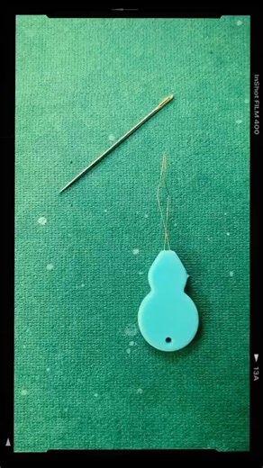 How to thread a needle the easiest way 🙌🏼🪡 #diy #howto
