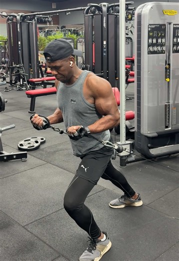 These curls hit different. Lock in your stance, no swinging, just constant cable tension the whole rep. If you want that full burn and veins popping, do exactly what! do at the end #gymdad #fitfam #armday #gymmotivation #LearnOnTikTok