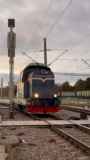 33K views · 588 reactions | Locomotiva LDH 080-9 la manevră în Gara Brașov! ❤️ #brasov #CFR #locomotive #trainstation | Visit Brasov Romania | Facebook