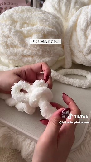 手編みブランケット♡ 3時間でできて初心者でも簡単やから、プレゼントにもアリかも🥺🫶 1回洗濯機に入れて（おしゃれ着コースで）洗濯してみたけど、ほつれや毛羽立ちなど全くなくそのまんまでした🥰 毛糸の購入先はプロフの購入品リンク内「Amazon room」に貼ってま〜す☺️ 作り方の動画URLは、インスタのハイライト見てください😚 #ブランケット #手編み #編み物 #手作り #