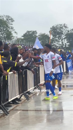 Nyuma y’umukino wahuzaga Rayon Sports FC na Mukura Victory Sports FC, umukino urangiye, abakinnyi ba Rayon Sports barimo Obed Uwumukiza na Ntarindwa Aimable bagiye gusuhuza abafana ba Mukura VS, babagaragariza icyubahiro n’ubusabane nyuma yu mukino🥳🔥 #Vidasports #GOE🙏🏿 #Rwandapremierleaguewithvida