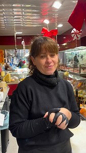 🧀✨ La tomme de chèvre aux noix & figues fondante Un bon goût de chèvre, doux et généreux, sublimé par le croquant des noix et la douceur des figues séchées… Un fromage fondant, plein de caractère, qui réchauffe les papilles à chaque bouchée 🤍 👉 Disponible à la Fromagerie Sophie – Maison Alpha, Maisons-Alfort #fromagerie_sophie #MaisonsAlfort #FromageChèvre #FromageArtisanal #PlaisirGourmand CheeseLovers | Fromagerie Sophie