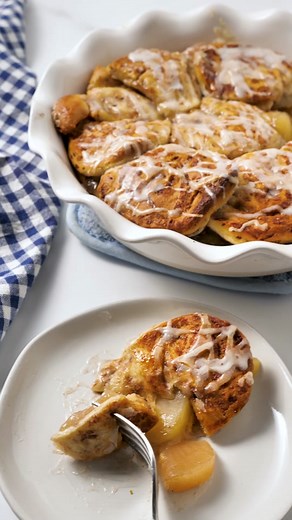 If you can’t get enough of cinnamon this season, or you’re craving a spin on classic apple pie, this Cinnamon Roll Dutch Apple Pie recipe is perfect for you! #pillsbury #cinnamonroll #apple #pie #applepie #cinnamon #cookinghacks #bakinghacks