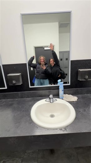 everyone else in the gym were paid actors