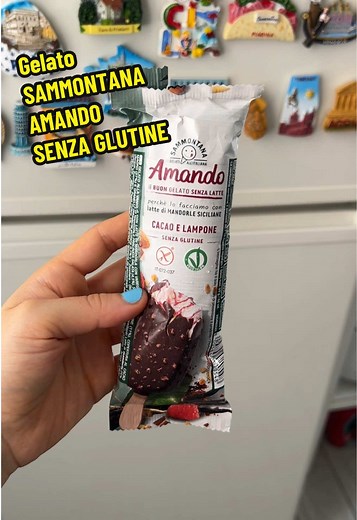 Recensiamo Gelato Sammontana Amando stecco Cioccolato e lampone senza glutine! 🍨 Si tratta di uno stecco gelato con gelato alla vaniglia variegato al lampone ricoperto di cioccolato fondente e granella di mandorle. Per noi, esageratamente poco goloso. Leggero sicuramente, ma sembra di mangiare tipo i franuì al cioccolato fondente. Se ti piace il lampone il tuo voto sarà più alto. Se sei celiaco, il tuo voto sarà ancora più alto 😎 #sammontana #sammontanaamando #gelatoamando #gelatosenzaglutine