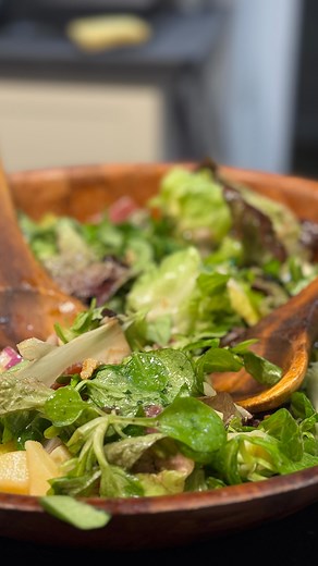 Salade d’automne – composition maison 🍴 Feuille de chêne, mâche, endives, pommes Golden, comté, jambon cru et noix 🌰 Une assiette gourmande et légère aux saveurs de saison à la Maison de la Ruat ! #recette #maisondelaruat #food #automne | Christophe Curinier