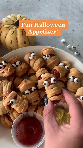 Mini Mummy Dogs! #halloweenappetizers #halloweenpartyideas #easyappetizers