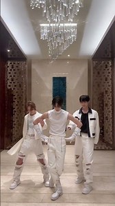 역시 아이돌, 본업으로 돌아와 멋짐 뿜뿜하는 문준휘. #iQIYI Korea #독가동화 #문준휘 #장묘이 #SEVENTEEN #JUN #세븐틴준 #shorts