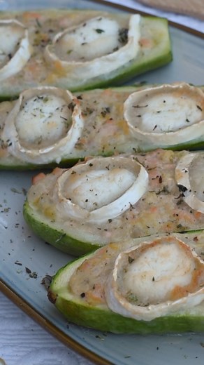 39K views · 377 reactions | Esta receta de calabacines relleno está riquísima. El sabor del relleno con el queso de cabra hacen un bocado delicioso. Ingredientes: Para 2 personas 2 calabacines medianos 1 cebolla pequeña 200 gr de salmón ahumado 3 cucharadas de aceite de oliva Sal y Pimienta 150 ml de leche evaporada(nata o crema de leche) 8 rodajas de queso de rulo de cabra Orégano | Y hoy qué comemos | Facebook
