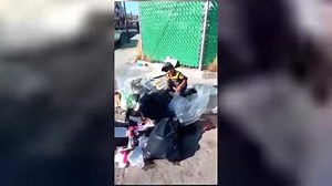 INDIGNA VIDEO DE NIÑO COMIENDO DE LA BASURA EN CHIAPAS Usuarios de redes sociales exigieron al gobierno municipal mejores condiciones de vida para los niños que viven en el municipio de Villaflores, Chiapas. Un video de dos niños que buscan comida entre la basura en el municipio de Villaflores, Chiapas, ha causado indignación en redes sociales. Nota completa: http://bit.ly/2gPv3OQ | Expreso Campeche