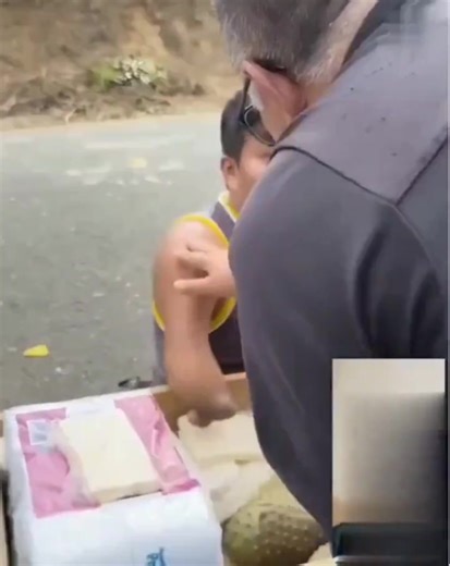 எப்போதெல்லாம் குடும்பத்தை பிரிந்து இப்படி வெளிநாட்டில் வேலை செய்து கஷ்டப்படுகிறோமே என்ற நினைப்பு வந்தாலும், இந்த வீடியோவைப் பார்த்தால் போதும். இந்த உலகம் எல்லாவற்றுக்கும் ஒரு கணக்கு வைத்துள்ளது. ❤️❤️ #UAETAMILWEB #GULFLIFE | UAE Tamil Web