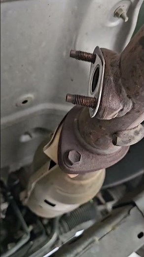 Oxygen O2 sensor on first gen Toyota Tundra, downstream #diy #exhaust #emission