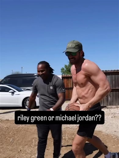 This man can do it all #rileygreen #danielmiller