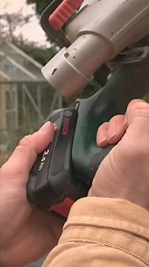 Kender du også en ”handymand” med ti tommelfingre? Vært Jacob Viuf Overgaard forsøger at give en hånd med, når handymand Jonas Østergaard Nielsen skal hjælpe en familie med at løse deres boligudfordringer. Det er dog ikke den store hjælp. I vores boligprogram ’Fix det færdigt’ rykker Jacob og Jonas ud til pressede familier, der ikke selv har overskud til at færdiggøre deres projekter i hjemmet. Find det nyeste afsnit på TV2 ØST PLAY: https://www.tv2east.dk/fix-det-faerdigt/fix-det-faerdigt-3 | T
