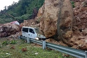 2 bus at van sa Eastern Samar, natabunan ng landslide | ABS-CBN News