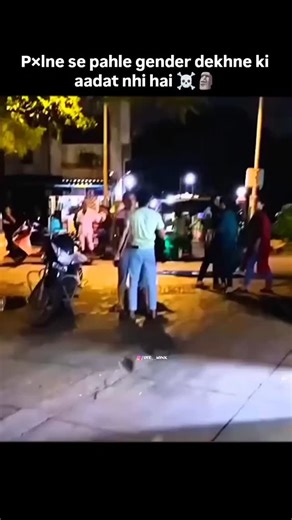 realcomedyculture.in on Instagram: "😂😂😂 日本利用压电瓷砖将人们的脚步转化为电能。 这些瓷砖能够捕捉你脚步产生的动能。 当你行走时，你的体重和动作会对瓷砖产生压力。 瓷砖会轻微弯曲，产生机械应力。 瓷砖内部的压电材料会将这种应力转化为电能。 每一步都会产生少量电荷，数百万步加在一起，就能产生足够的电力来驱动 LED 灯、数字显示屏和传感器。 在像涩谷车站这样人流密集的地方，每天大约 240 万步都在为这个系统做贡献。 这些电力可以储存起来或立即使用，从而减少对传统能源的依赖，并支持可持续的城市基础设施。 这种方法把日常的动作转化为实用的可再生能源。 #日本 #知识 #事实 #你知道吗 #推荐 #科技 #创新 #历史 #技术 #实验 #热门"