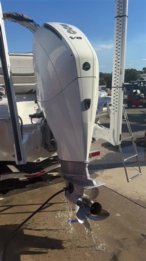 Oh yeah!!! Before I hear the negatives on this one, let's be clear...I don't care if you're running a 25 HP Yamaha or a 300 HP Mercury Run what ya brung and live life full throttle. No judgment. No regrets. #mercury #mercurymarine #yachting #yachtlife #outboard