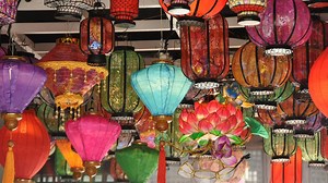 7 Cara Membuat Lampion Sederhana dari Botol Bekas, Jadi Dekorasi Cantik