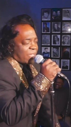 People in the audience at Zanies Nashville pulled their phones out when Tony Wilson aka Young James Brown sang “It’s A Man’s, Man’s, Man’s World” last night!!! 🔥🔥🔥🔥🔥 #RickeySmiley #KaraokeNight #Karaoke #JamesBrown #Nashville | Rickey Smiley