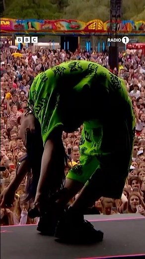 This performance is still peak #BillieEilish #BuryAFriend 🎶