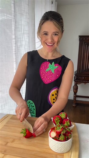 ✋🛑 Don't toss those strawberry tops! Leave it to food-waste-fighting creator @Carleigh Bodrug - plantyou to have the perfect use for those otherwise discarded parts of strawberries: a vibrant topping for yogurt, ice cream, waffles, and so much more. #misfitsmarket #sustainability #foodwaste #recipes #upcycling #upcycled